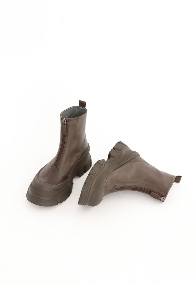 Lofina - Short boot with front zipper