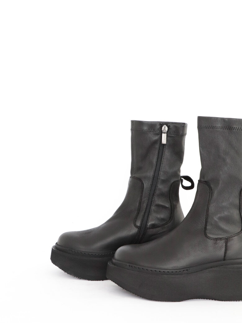 Lofina - Boot with zipper and stretch skin