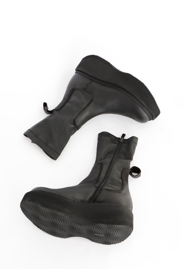 Lofina - Boot with zipper and stretch skin