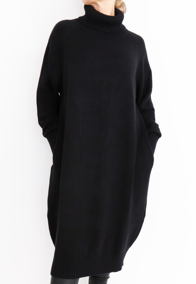 Sort Aarhus - Turtle neck dress in cotton