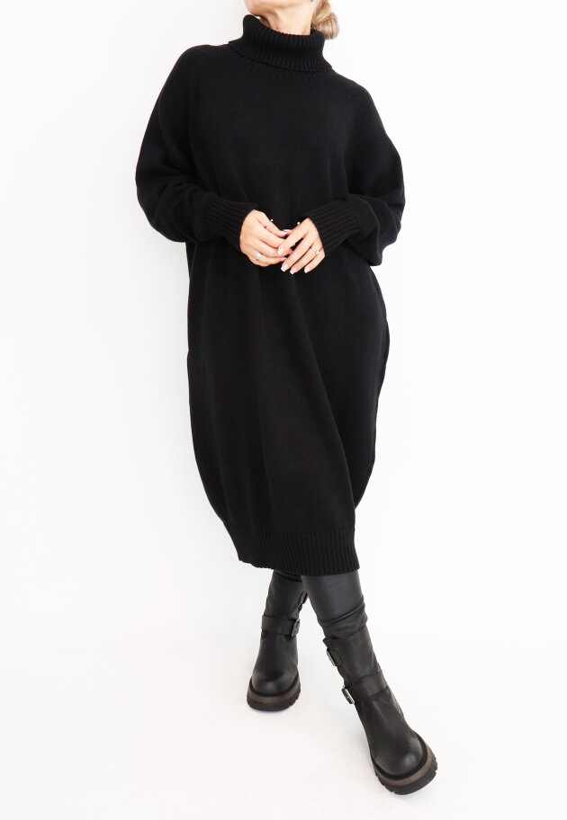 Sort Aarhus - Turtle neck dress in cotton