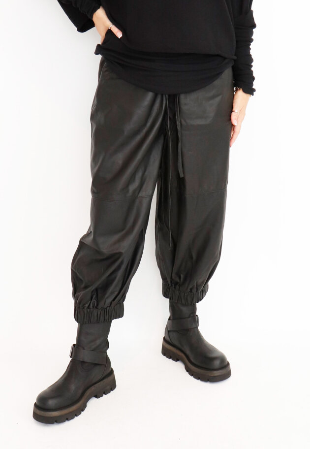 Sort Aarhus - Cropped leather pants