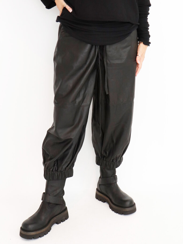 Sort Aarhus - Cropped leather pants