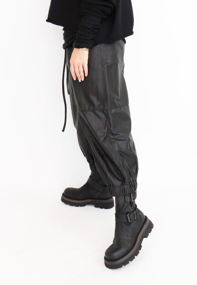 Sort Aarhus - Cropped leather pants