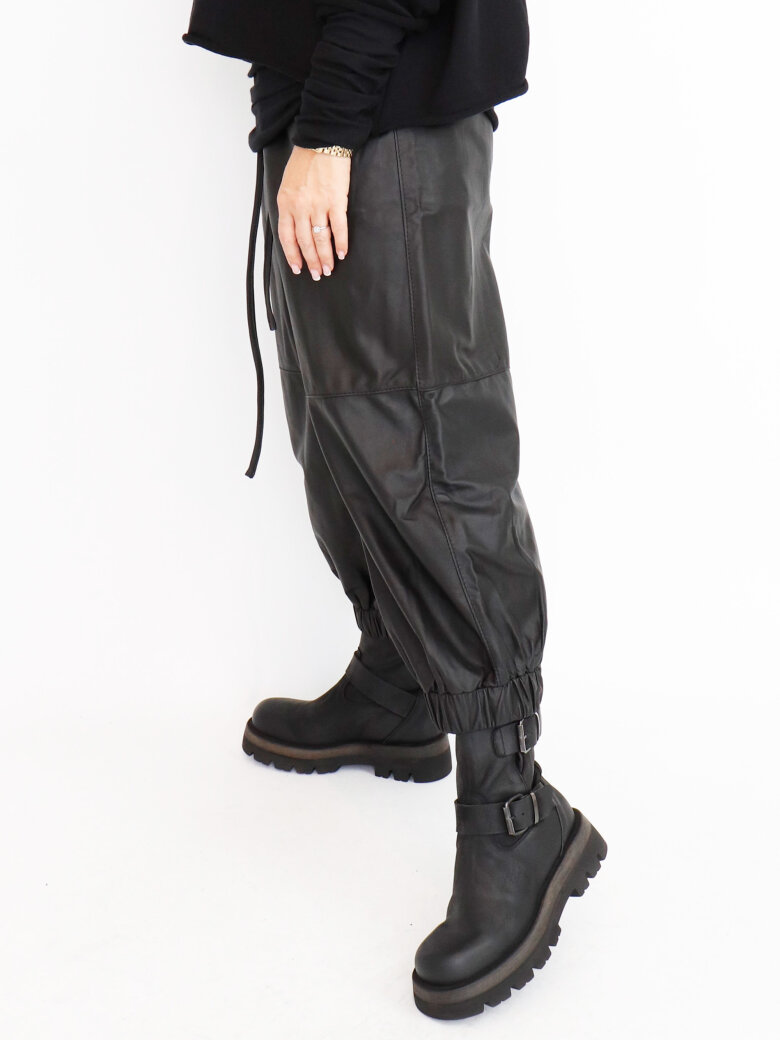 Sort Aarhus - Cropped leather pants