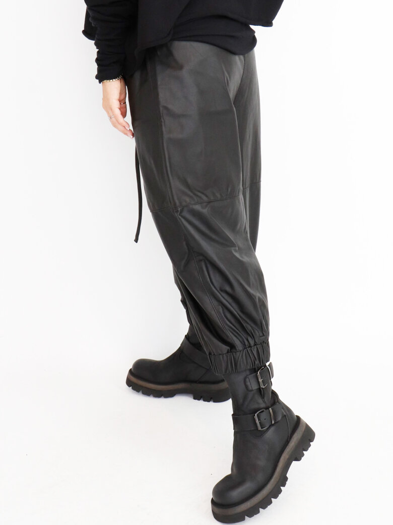 Sort Aarhus - Cropped leather pants