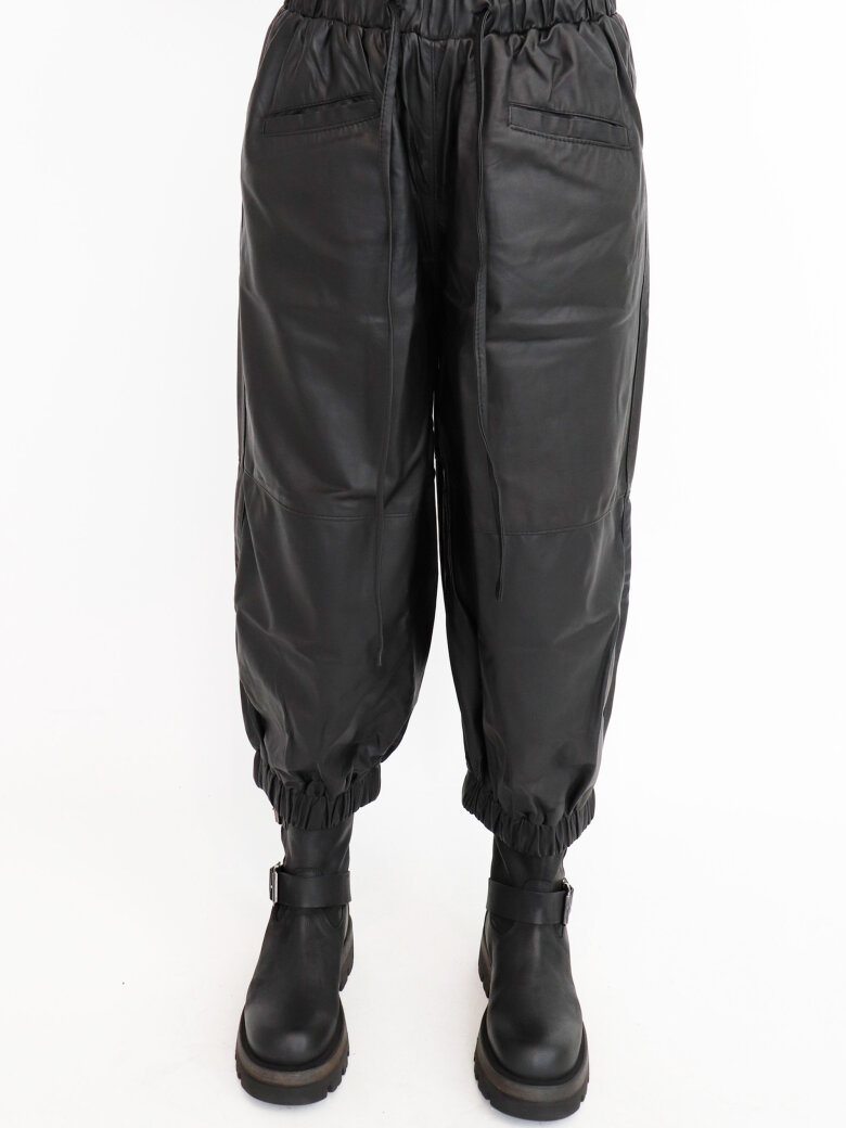 Sort Aarhus - Cropped leather pants