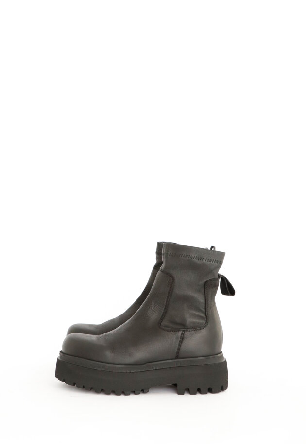 Lofina - Short boot with stretch skin and zipper