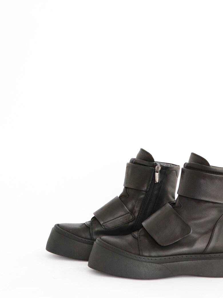 Lofina - Boot with double velcro closure