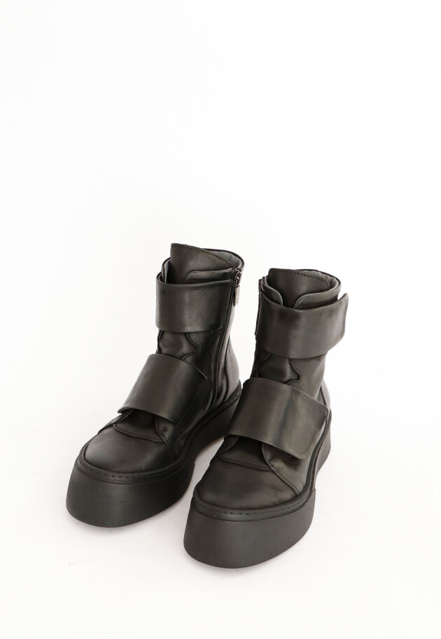 Lofina - Boot with double velcro closure