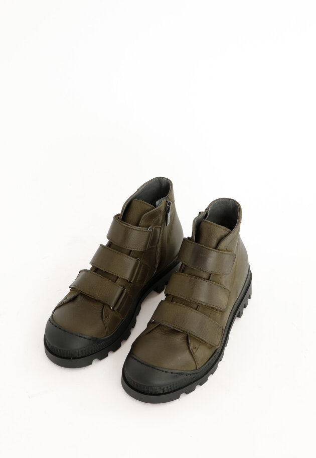 Lofina - Short boot with velcro