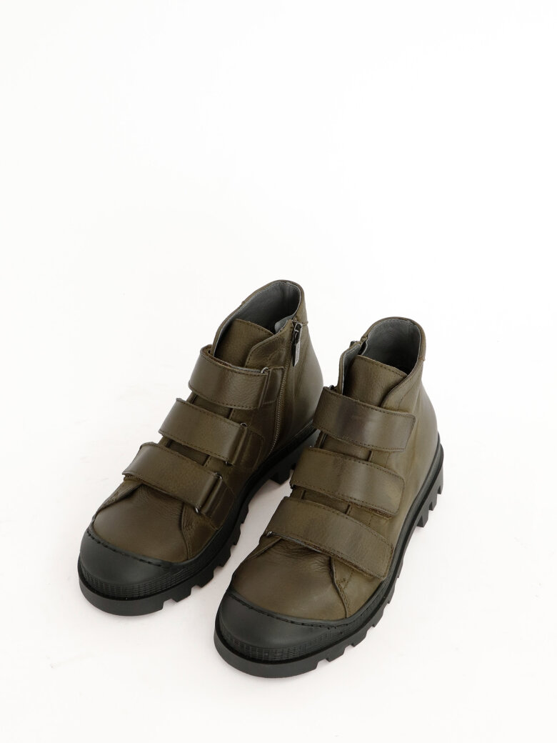 Lofina - Short boot with velcro