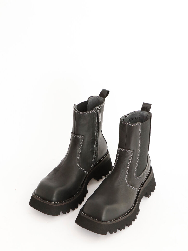 Lofina - Chelsea boot with raw stitchings