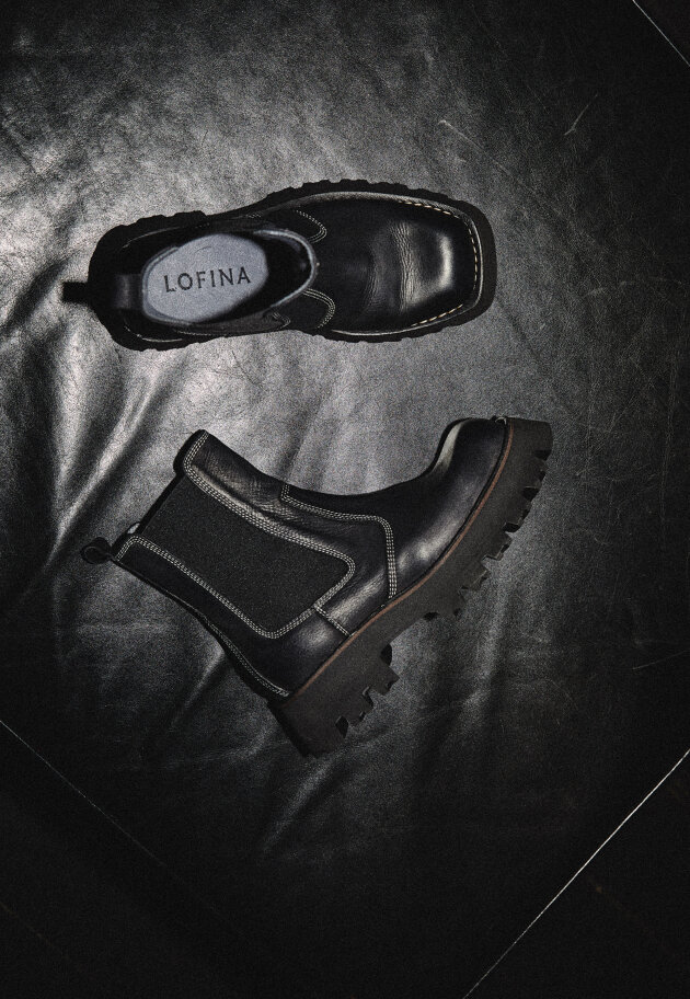 Lofina - Chelsea boot with raw stitchings