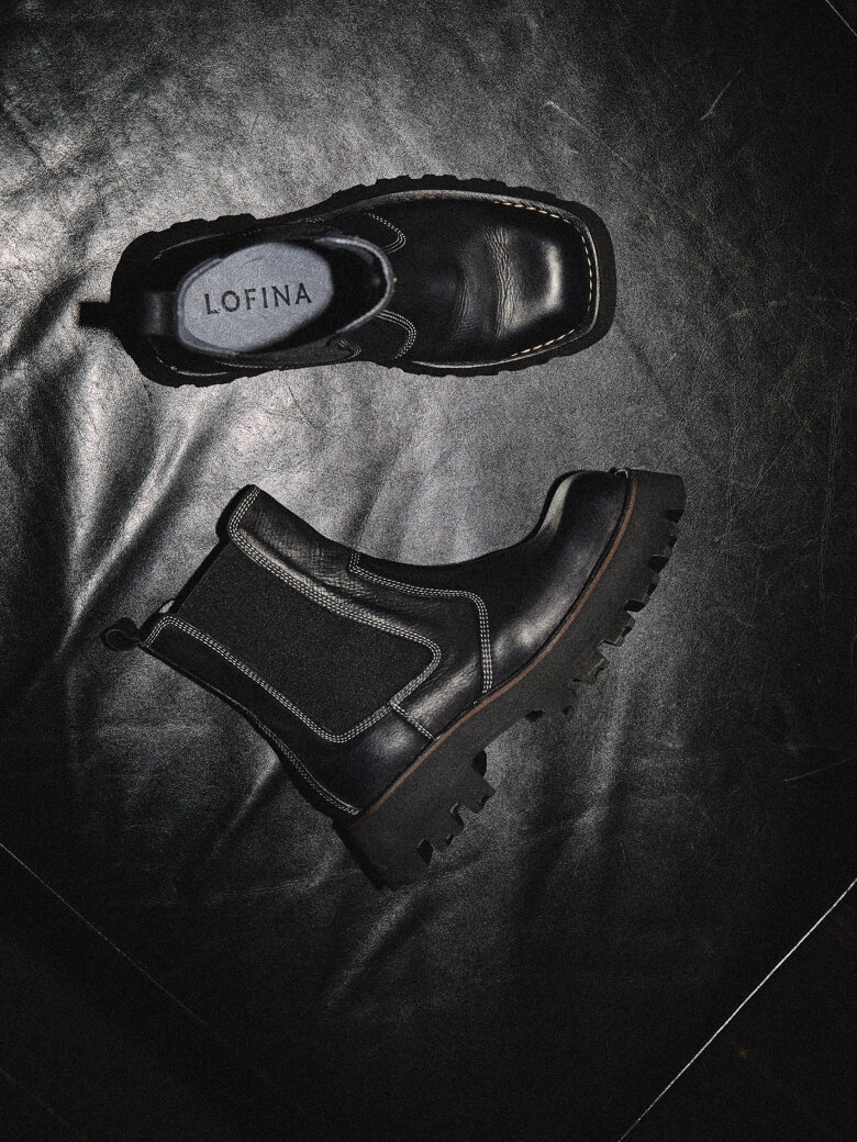 Lofina - Chelsea boot with raw stitchings