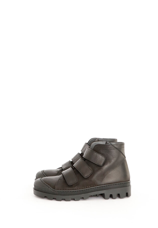 Lofina - Short boot with velcro and rubber sole