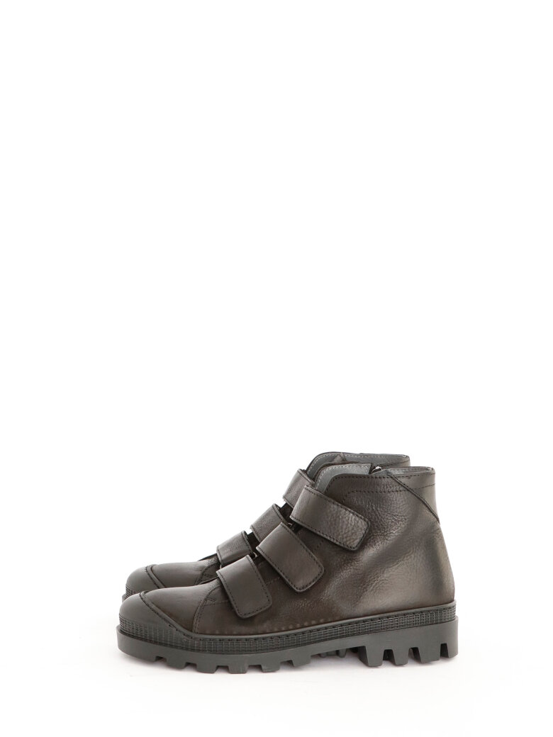 Lofina - Short boot with velcro and rubber sole