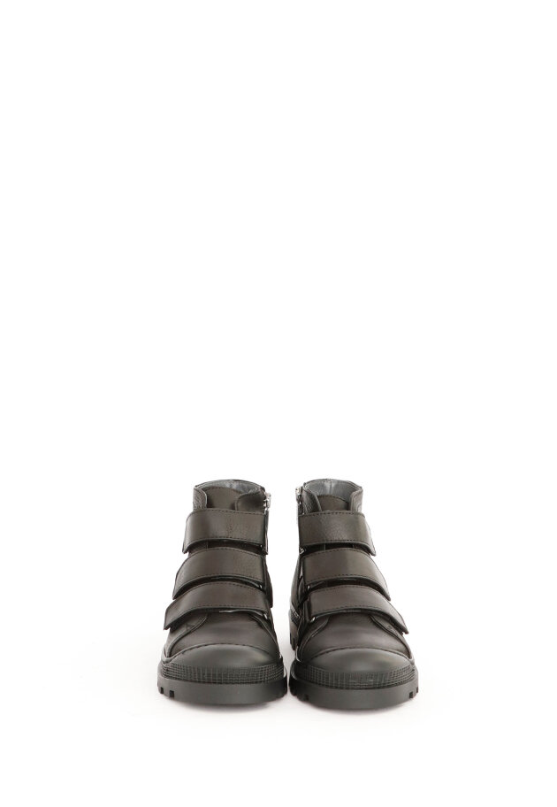 Lofina - Short boot with velcro and rubber sole