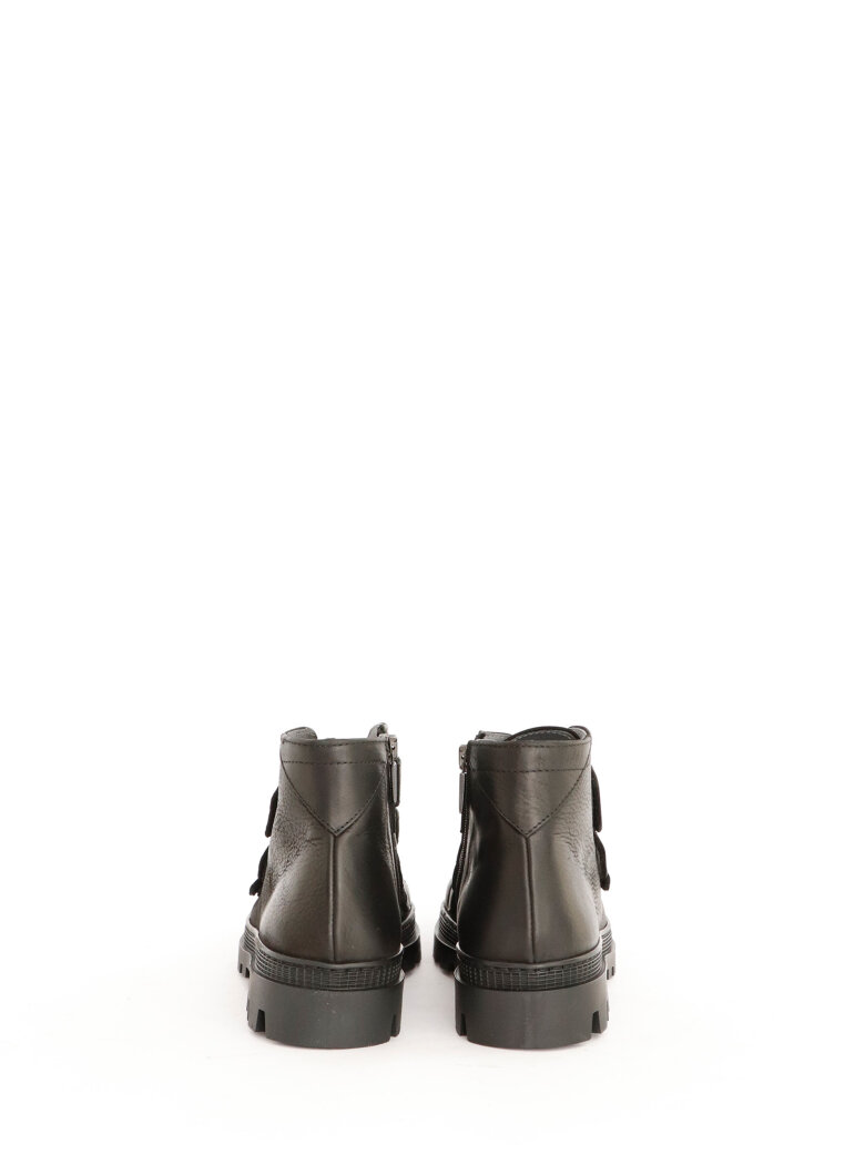 Lofina - Short boot with velcro and rubber sole