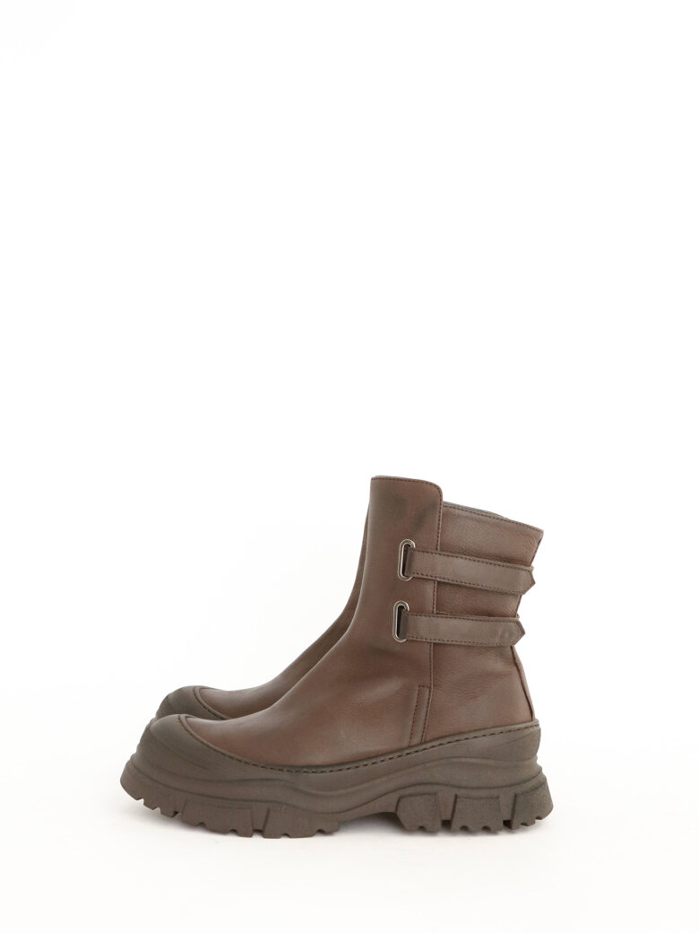 Lofina - Brown boots with velcro straps