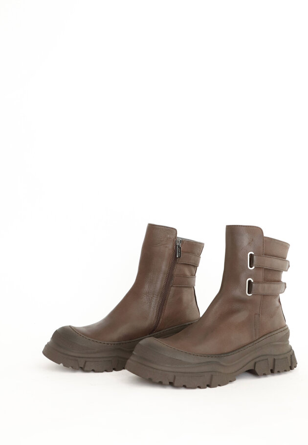 Lofina - Brown boots with velcro straps