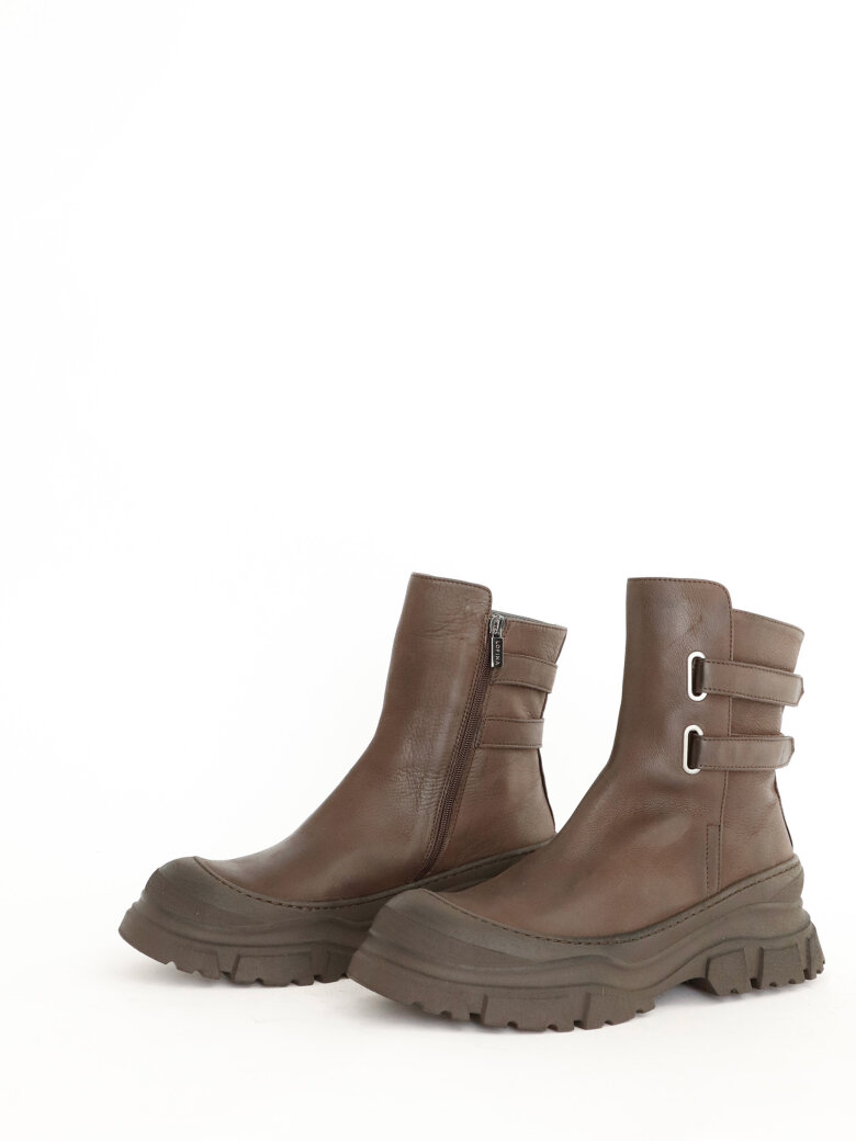 Lofina - Brown boots with velcro straps