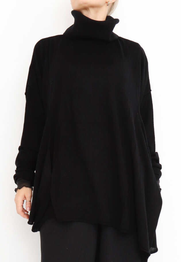 Sort Aarhus - Knitted oversize roll neck blouse in merino wool