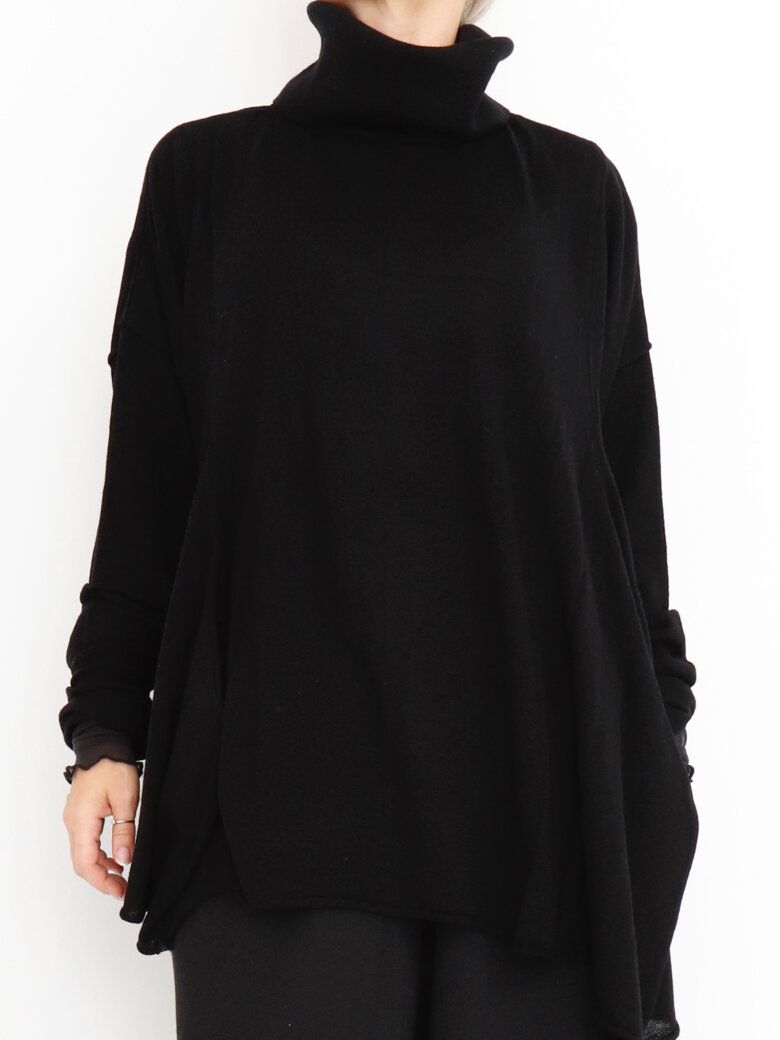 Sort Aarhus - Knitted oversize roll neck blouse in merino wool