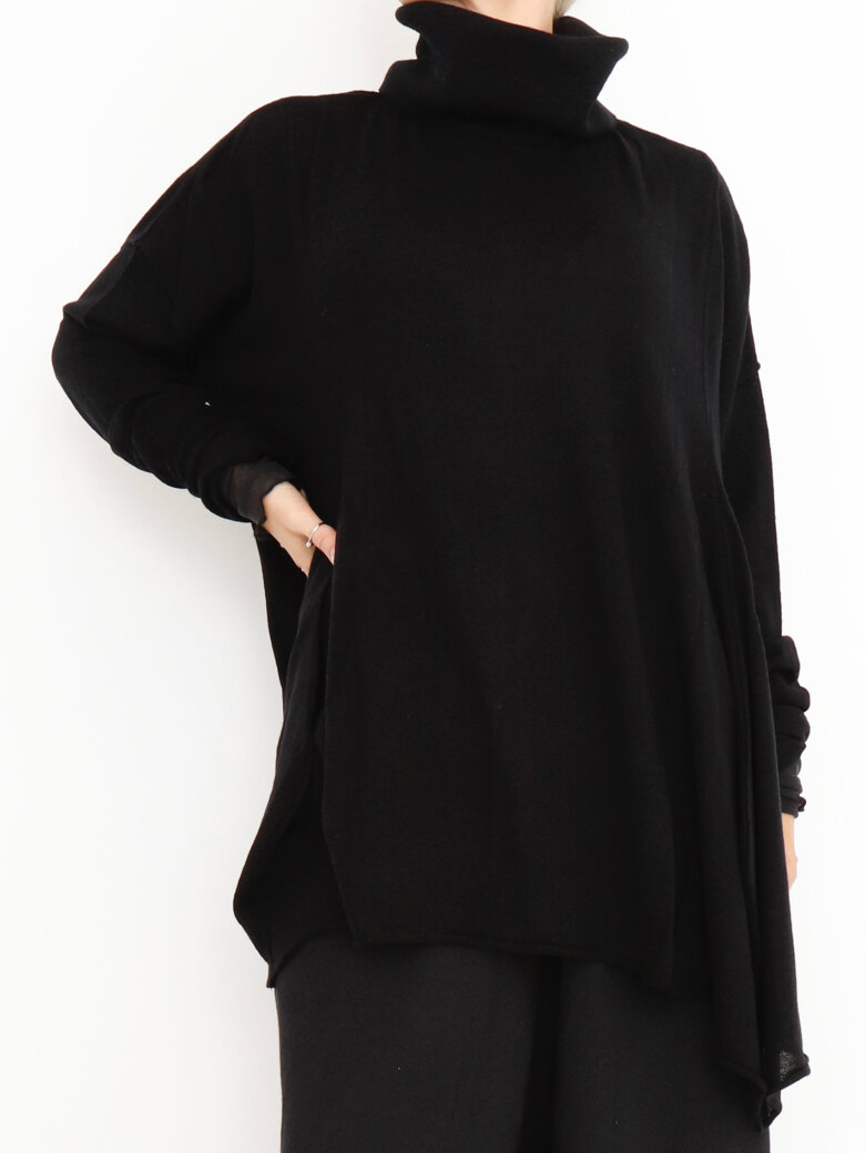 Sort Aarhus - Knitted oversize roll neck blouse in merino wool