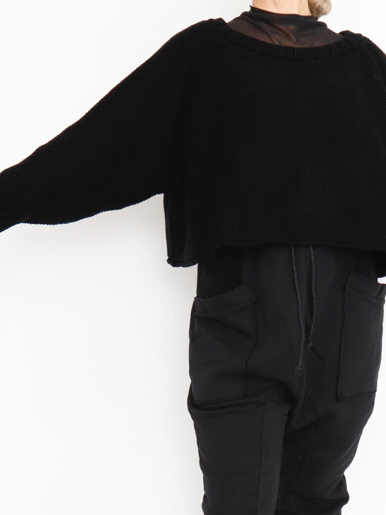 Sort Aarhus - Oversized cropped sweater in soft merino wool