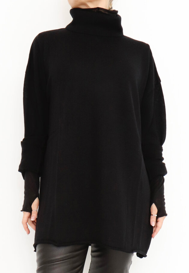 Sort Aarhus - Knitted oversize roll neck blouse in merino wool