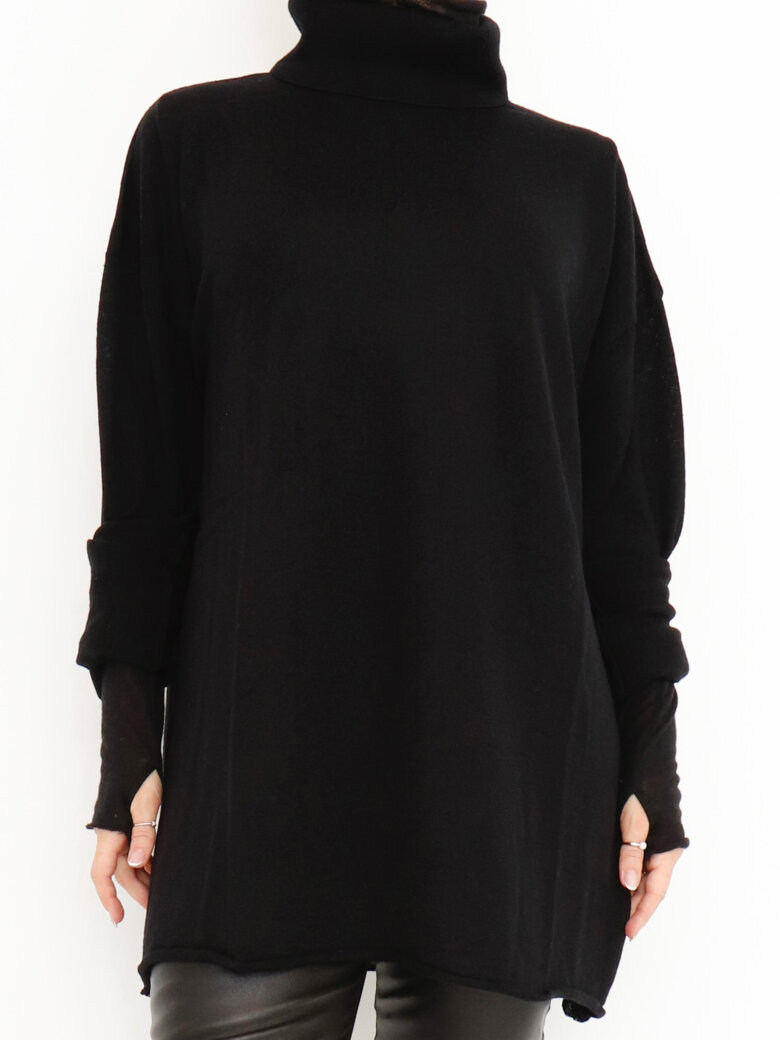 Sort Aarhus - Knitted oversize roll neck blouse in merino wool