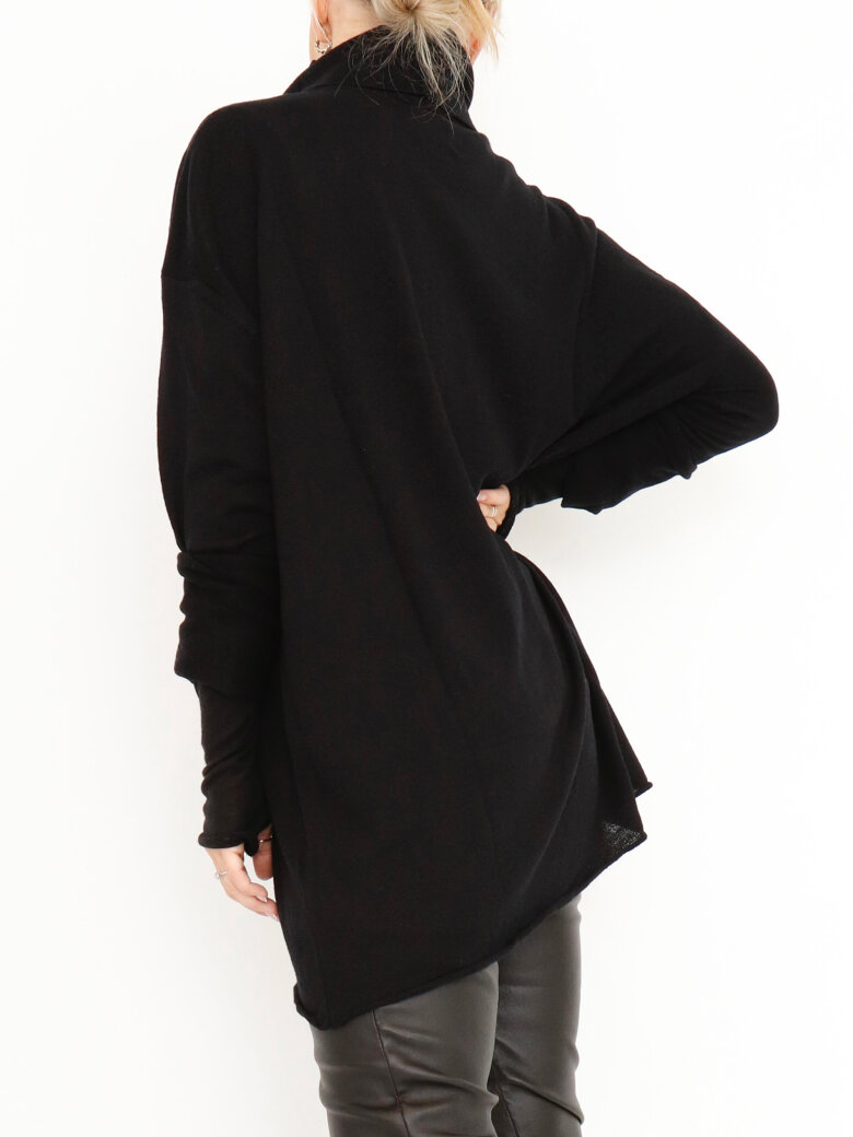 Sort Aarhus - Knitted oversize roll neck blouse in merino wool