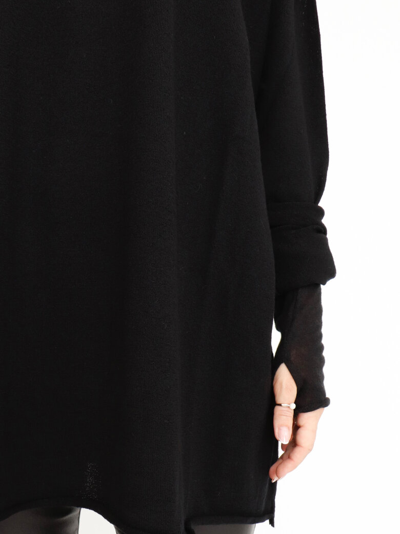 Sort Aarhus - Knitted oversize roll neck blouse in merino wool