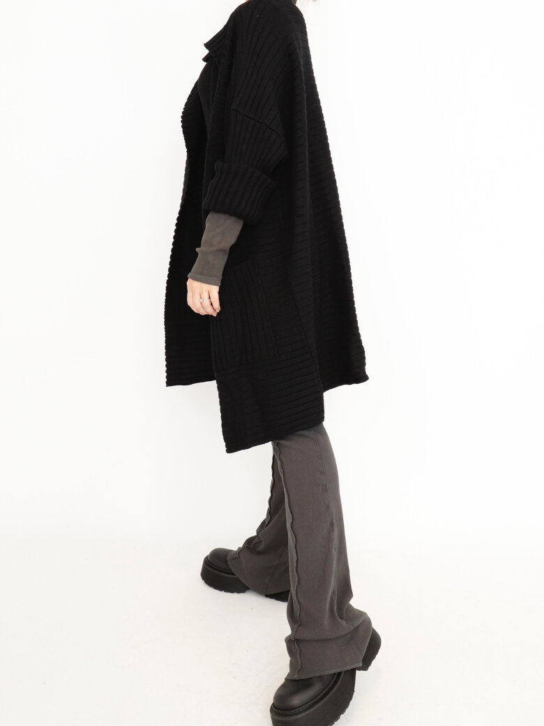 Sort Aarhus - Knitted cardigan in merino wool with pockets and thumb opening