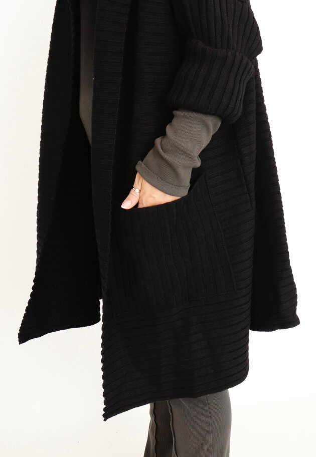 Sort Aarhus - Knitted cardigan in merino wool with pockets and thumb opening