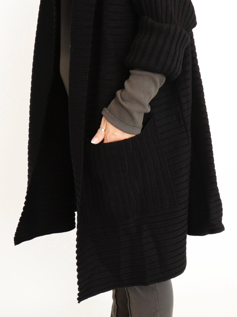 Sort Aarhus - Knitted cardigan in merino wool with pockets and thumb opening