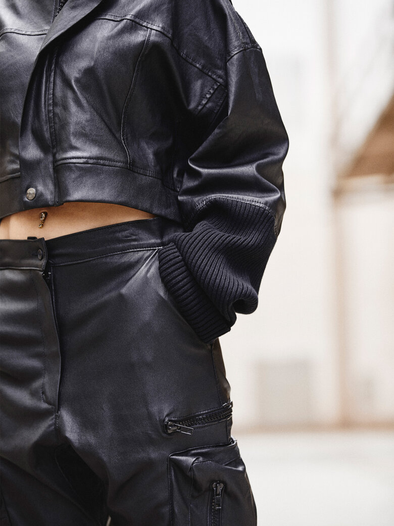 Sort Aarhus - Cropped leather jacket