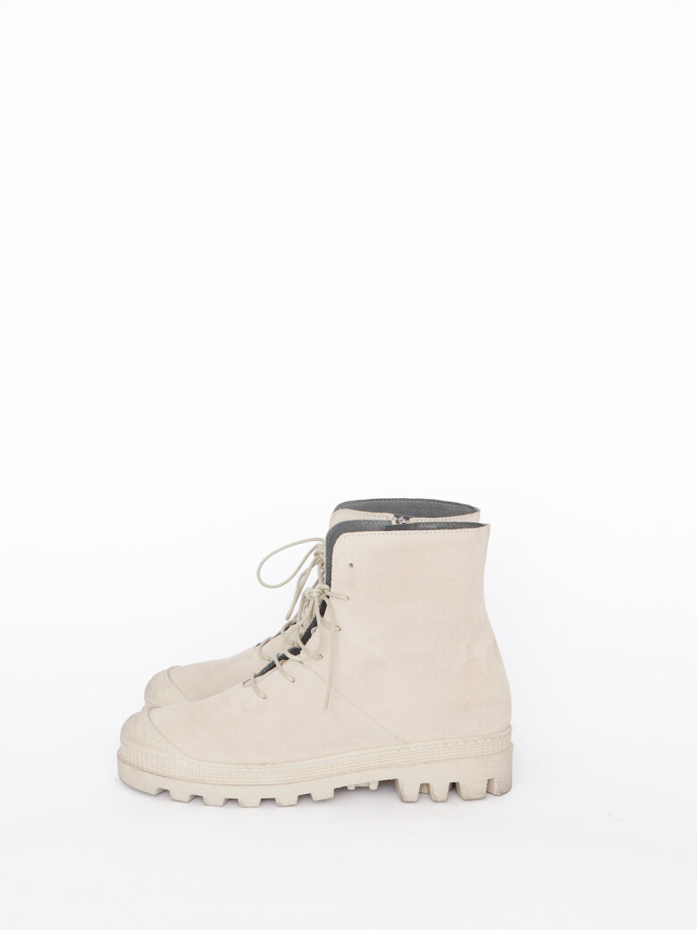 Lofina - Boot with laces and zipper.