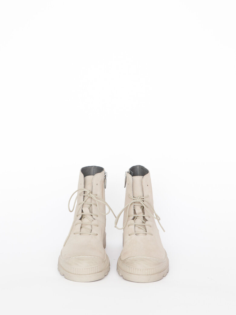 Lofina - Boot with laces and zipper.