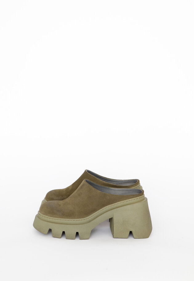 Lofina - Chunky high shoe without a heel cap.