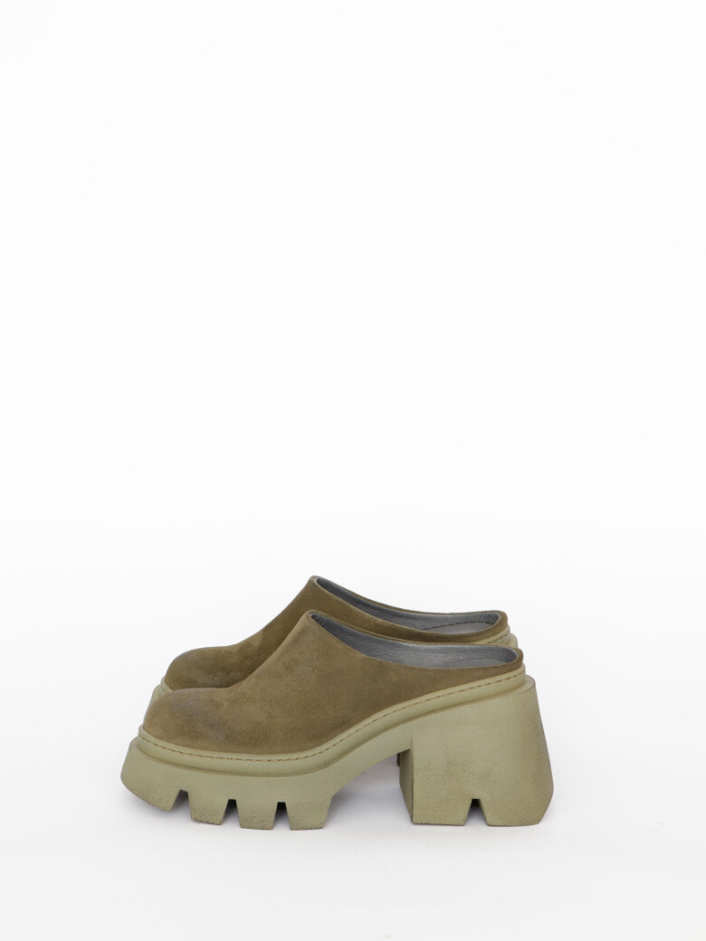 Lofina - Chunky high shoe without a heel cap.