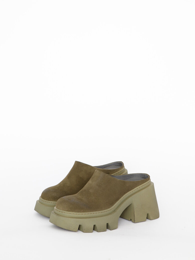 Lofina - Chunky high shoe without a heel cap.