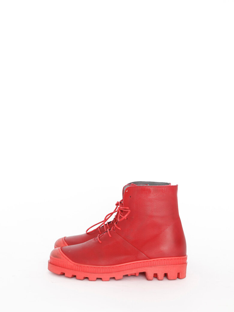 Lofina - Boot with laces and zipper.