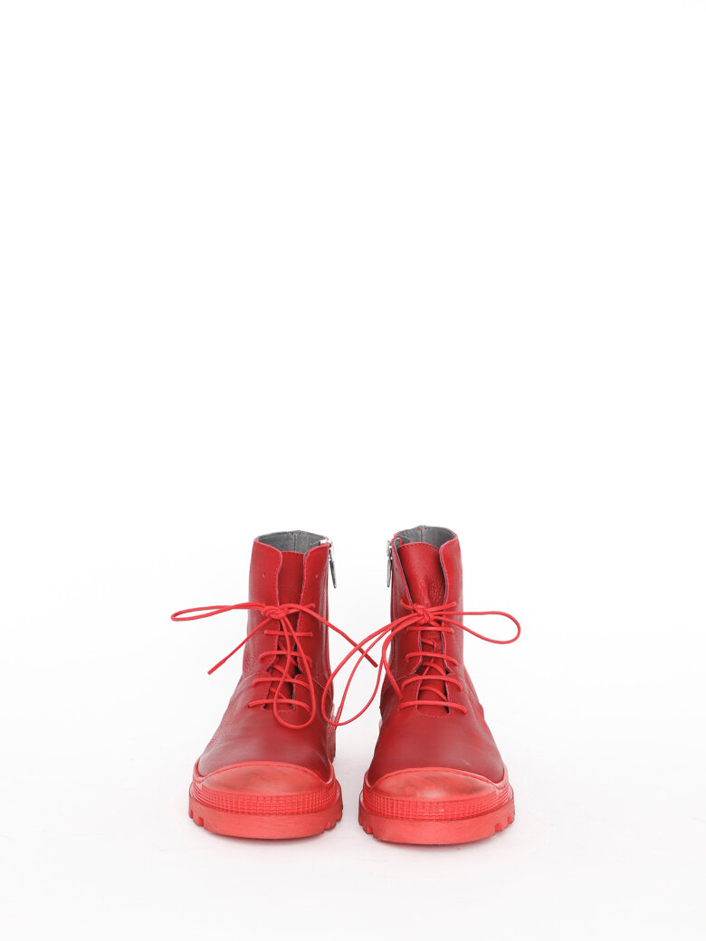 Lofina - Boot with laces and zipper.