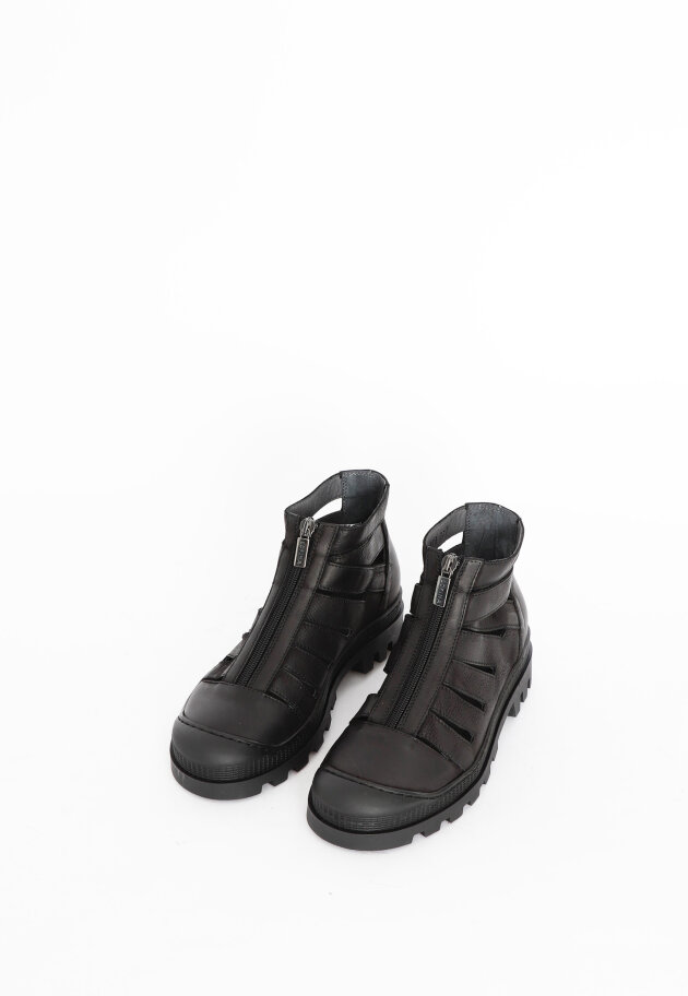 Lofina - Open shoe with front zipper.