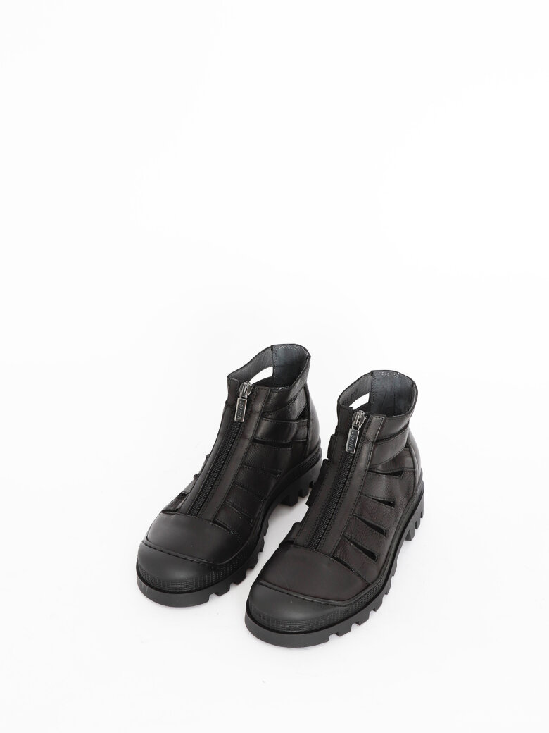 Lofina - Open shoe with front zipper.