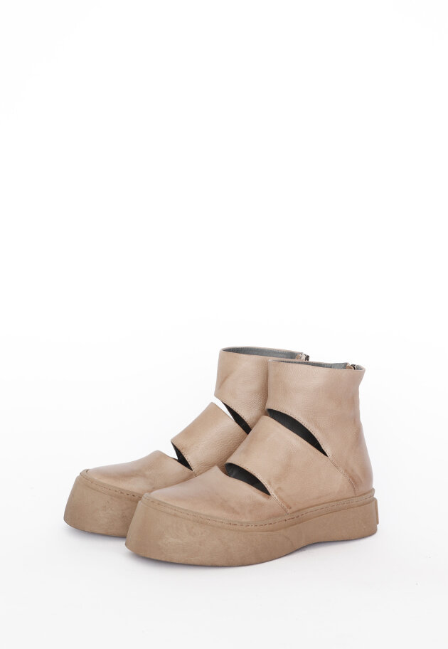 Lofina - Shoes with cut-out details.