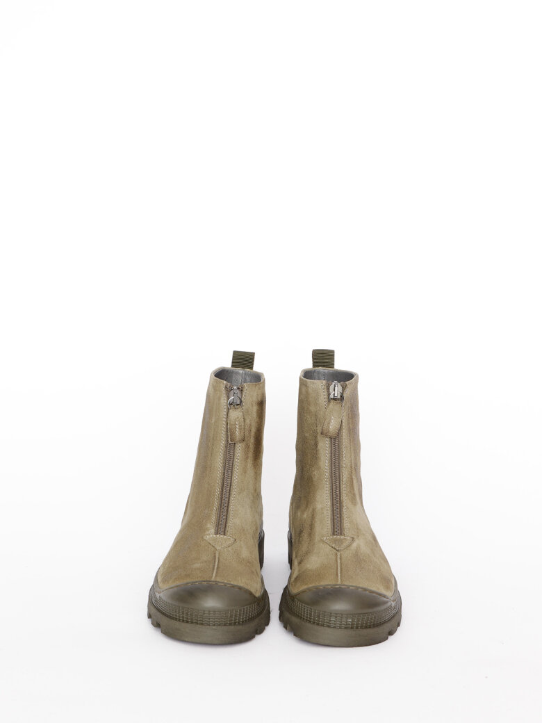 Lofina - Boot with front zipper.