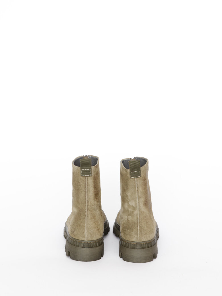 Lofina - Boot with front zipper.